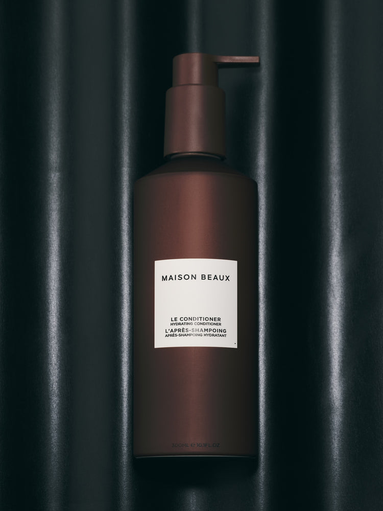 Le Conditioner 300 ML bottle on a dark background.