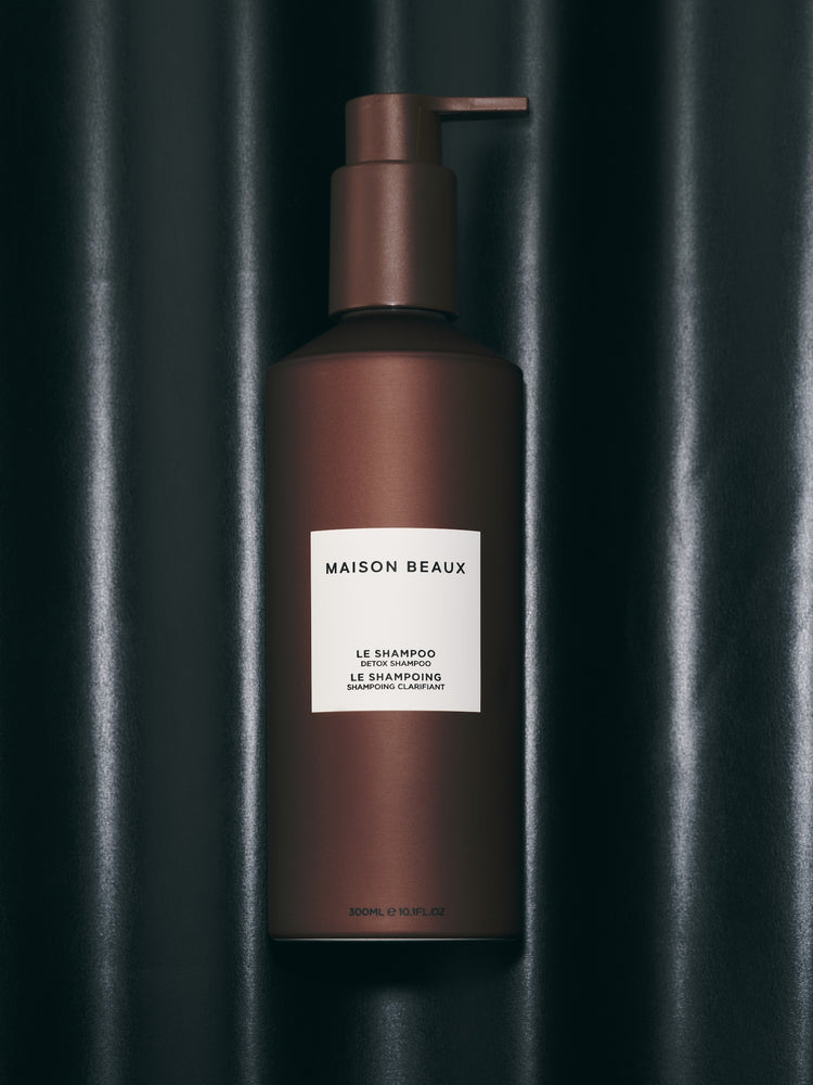 Le Shampoo 300 ML bottle on a dark backgound
