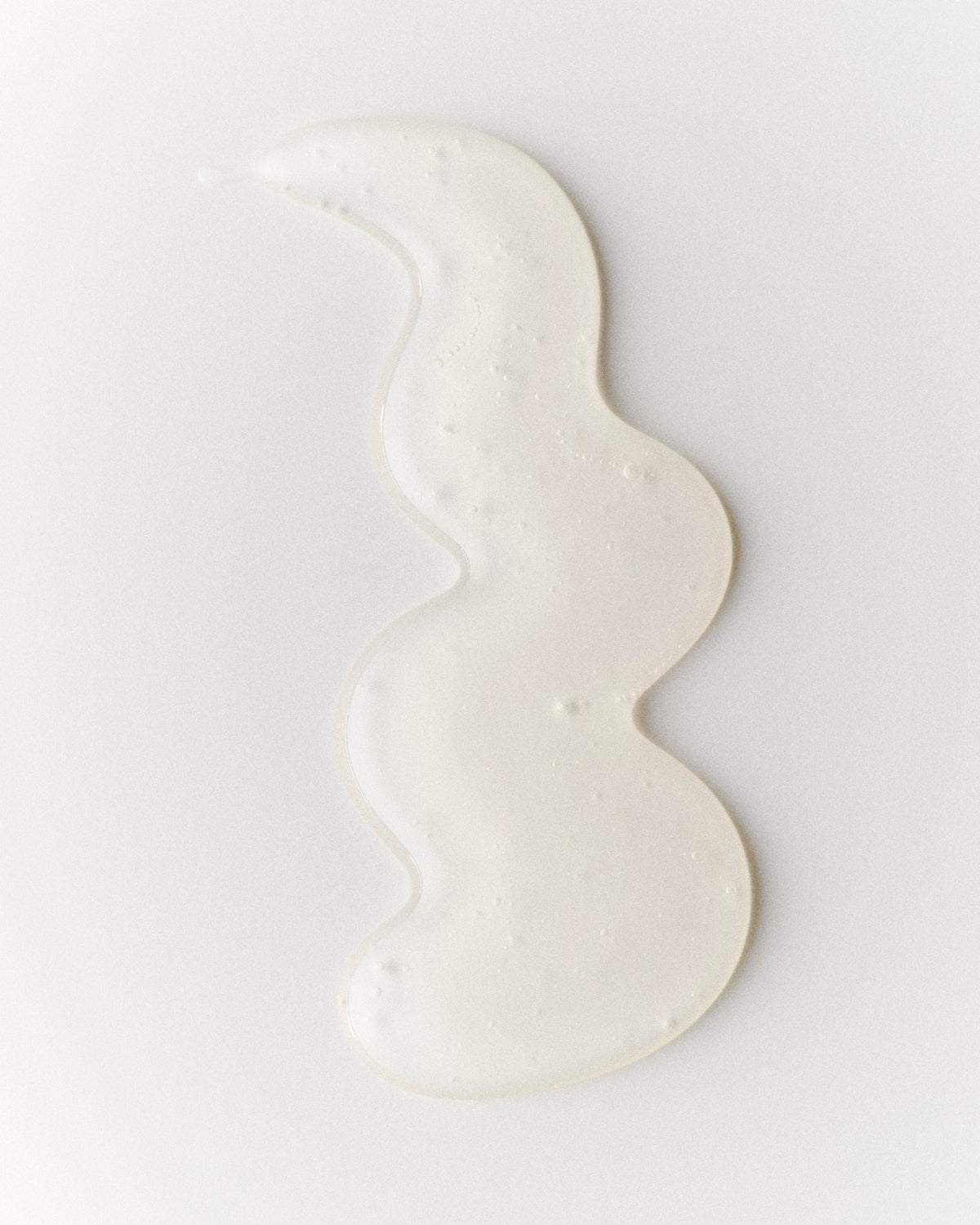 Le Shampoo deep cleansing texture spread on white surface.